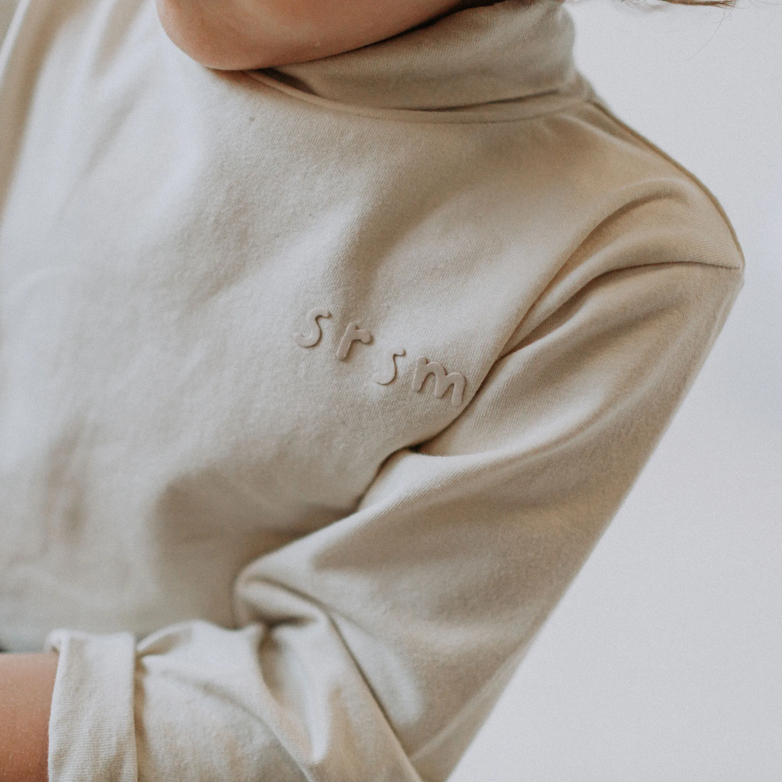 T-shirt crème à manches longues avec col roulé, bébé || Cream long sleeves t-shirt with turtleneck, baby